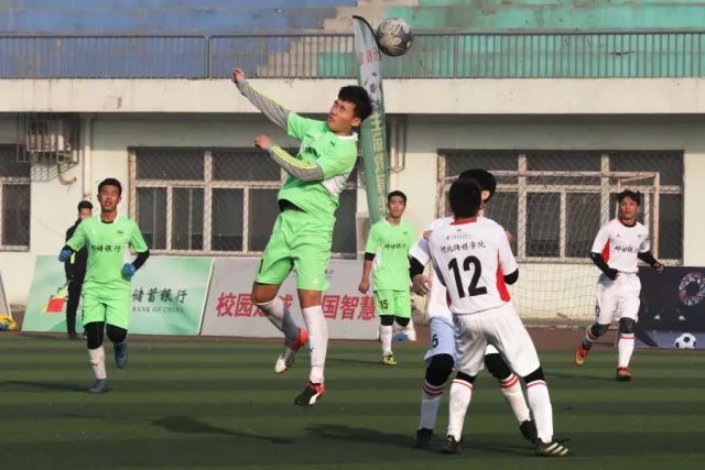 科斯蒂奇抵达伊斯但布尔 手持费内巴切围巾拍照